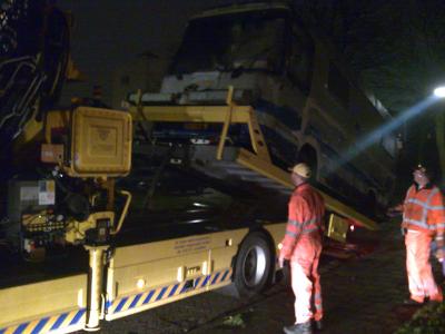 met 2 lieren en een hoop gekraak en gepiep kregen ze hem omhoog.