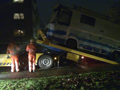 de takelwagen krijgt hem niet op zijn rug.(bus weegt zo'n 7 ton)